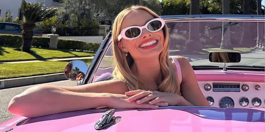 Margot Robbie simboliza duas estéticas opostas — o glamour pop da Barbie e o romantismo gótico — em suas turnês promocionais./https://www.instagram.com/margotrobbieofficial/